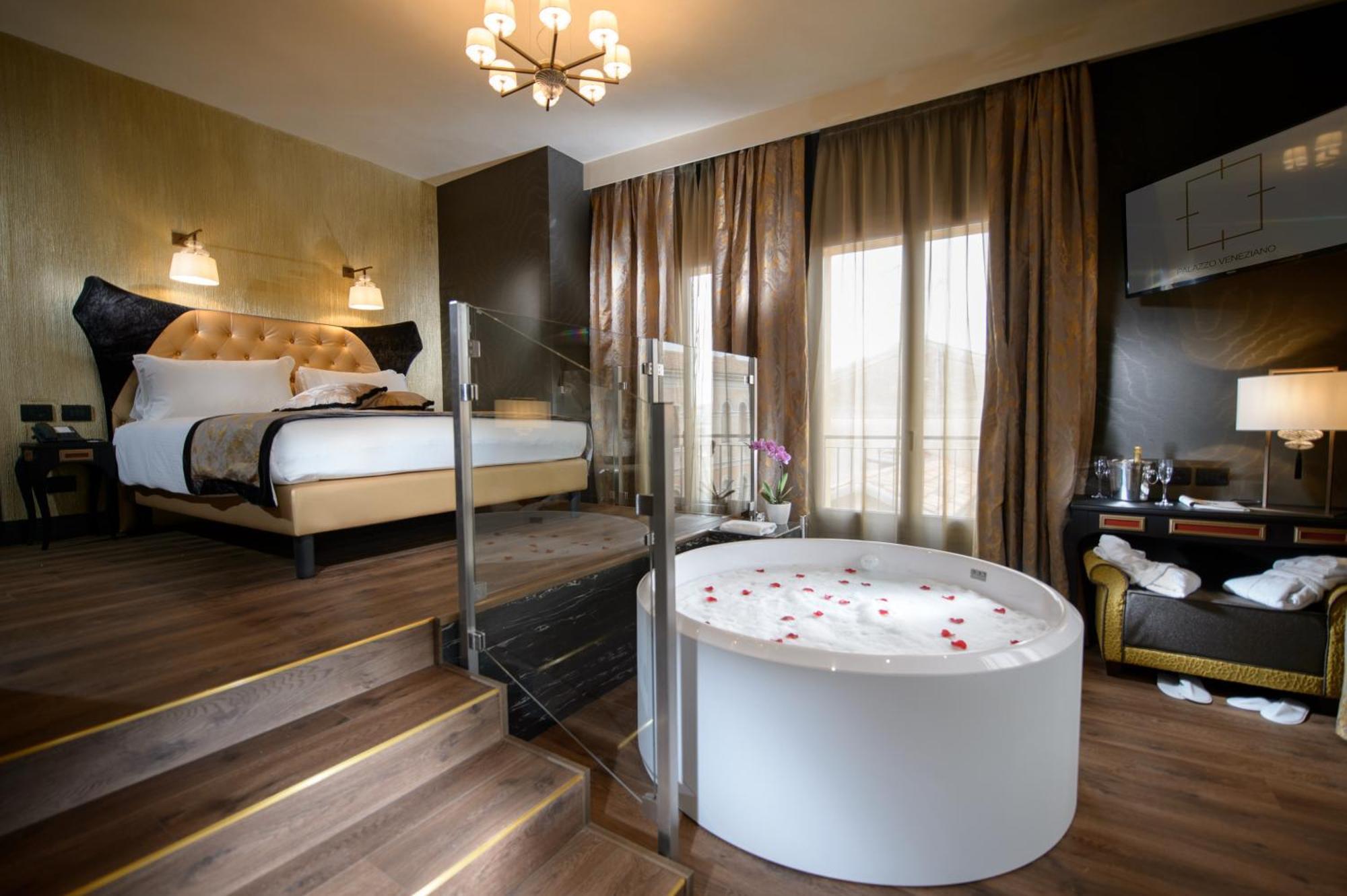 Suite Junior esquinera con jacuzzi y vistas al canal